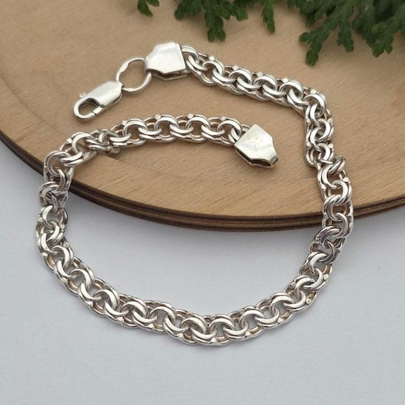 Elegant Bismarck-armband i silver på ett träunderlag.