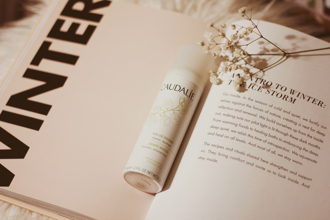 En sprayflaska med Caudalie Grape Water på en uppslagen bok med texten Winter.