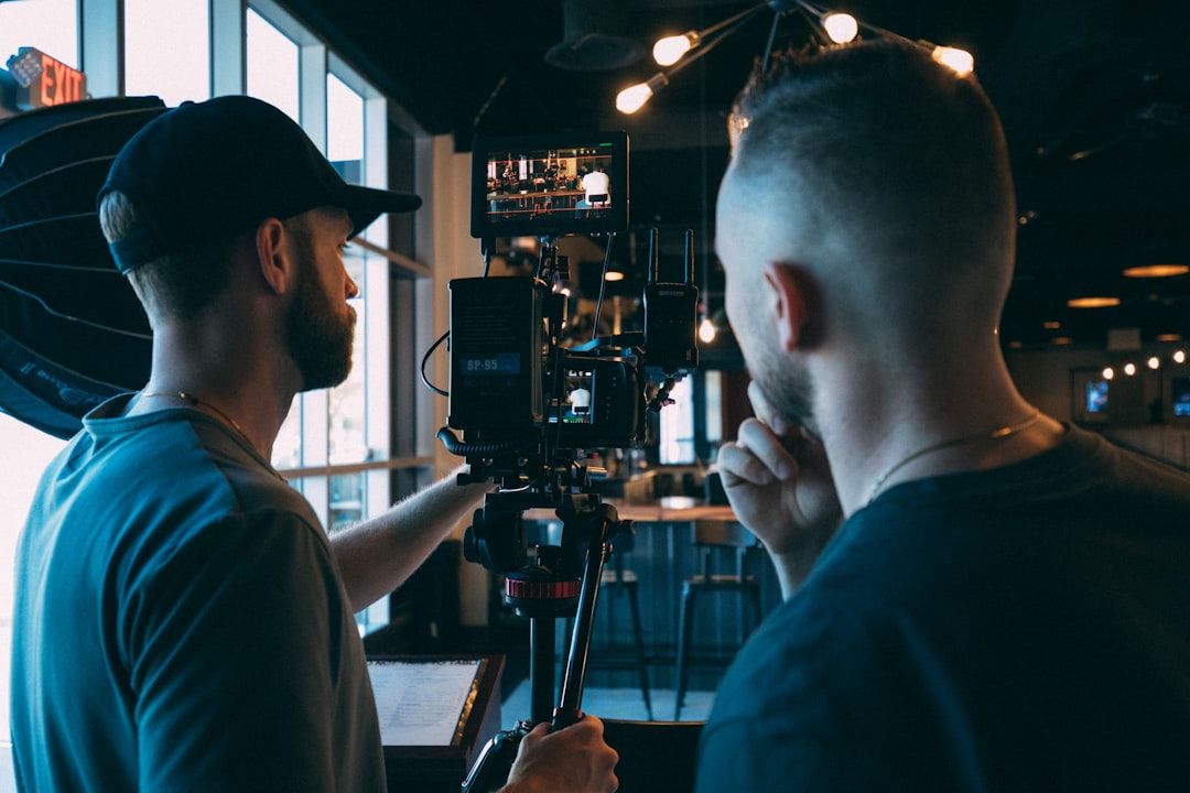 Professionell filmproduktion med kamerateam bakom kulisserna.